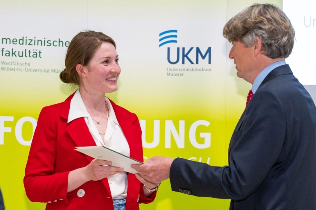 Dr. Gerd Möller, Vorsitzender der Maria-Möller-Stiftung, überreichte Dr. Miriam Schulte den onkologischen Promotionspreis der Medizinischen Fakultät (Foto: WWU/Erk Wibberg)