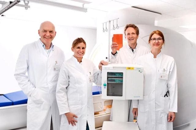 Das Foto zeigt das Forschungsteam am LMU: Prof. Michael von Bergwelt, Gesa Schuebbe, Prof. Lars Lindner und PD Dr. Dorit Di Gioia.