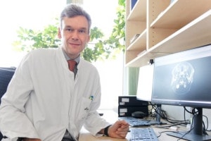 Professor Peter Hau untersucht die Folgeerkrankungen von Patienten mit sehr seltenen Tumoren des Kleinhirns. | © obx-news/UKR/Johannes Beutler